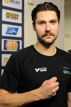Rögles Ludvig Rensfeldt knuter handen