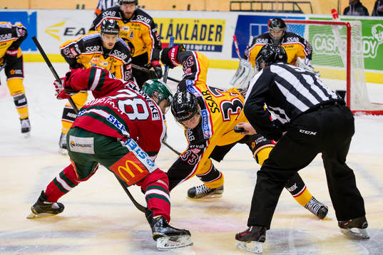 Frölundas Johan Sundström tekar mot Luleås Christopher