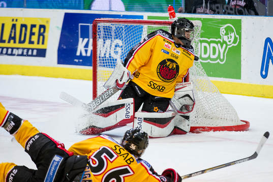 Luleås målvakt Samuel Ward motar undan en puck