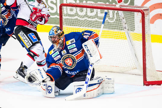Växjös målvakt Cristopher Nihlstorp tar en puck i
