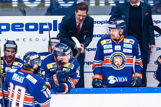 Växjös tränare Sam Hallam skriker