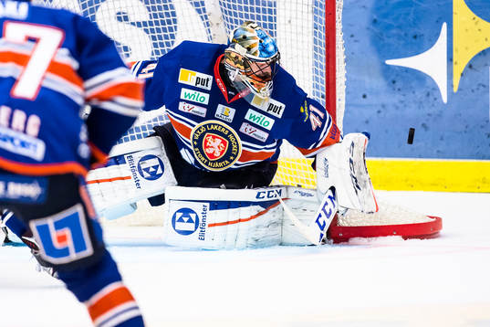 Växjös målvakt Cristopher Nihlstorp stöter undan pucken