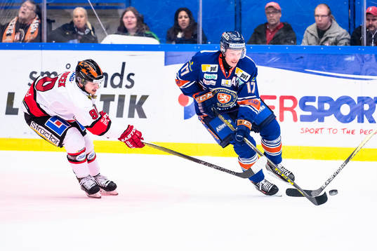 Växjös Alexander Johansson jagas av Örebros Libor Hudacek