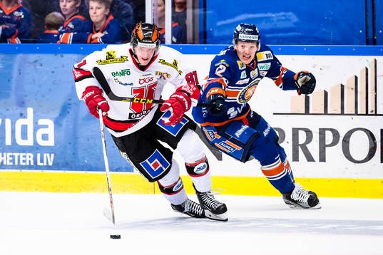 Örebros Jakub Krejcik jagas av Växjös Gustav Rydahl