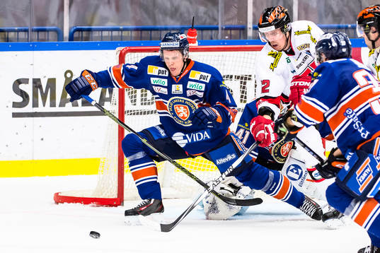 Växjös Niclas Lundgren slänger sig för att stoppa pucken