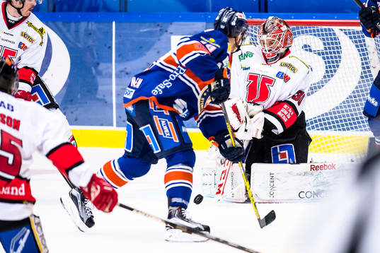 Örebros målvakt Henrik Lundberg stöter undan en puck