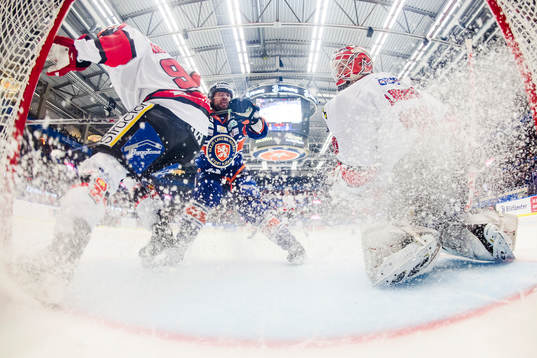 Växjös Adam Burish oroar kring Örebros målvakt Henrik