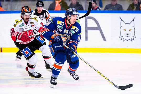 Växjös Ville Varakas jagas av Örebros Martin Johansson