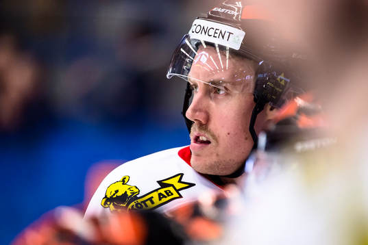 Örebros Marko Anttila hänger på sargen