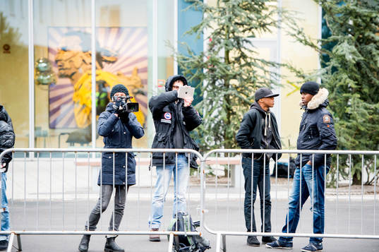 Media och åskådare filmar och fotograferar Paris
