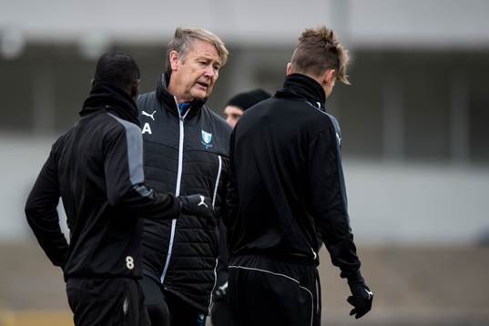 Malmö FFs tränare Åge Hareide pratar med Markus Rosenberg