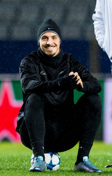 s Zlatan Ibrahimovic sitter på en boll