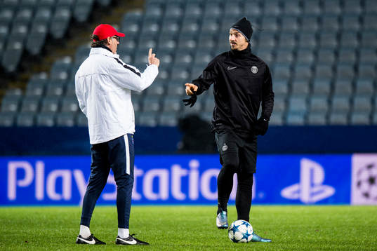 s tränare Laurent Blanc i samtal med Zlatan Ibrahimovic
