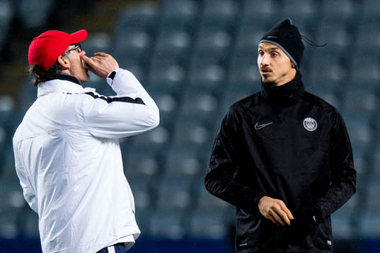 s tränare Laurent Blanc i samtal med Zlatan Ibrahimovic