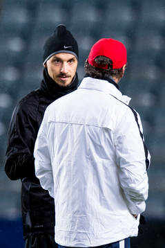 s tränare Laurent Blanc i samtal med Zlatan Ibrahimovic