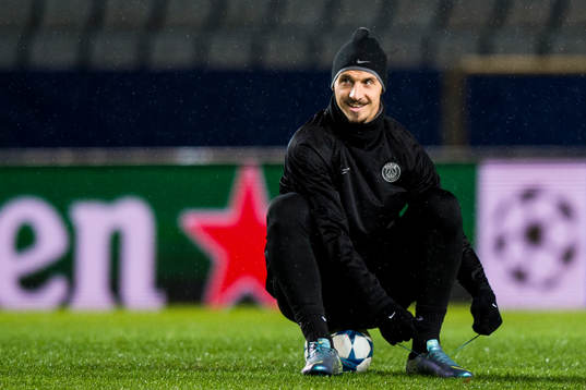 s Zlatan Ibrahimovic knyter skorna