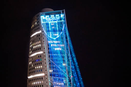 s emblem projicerad på toppen av Malmös högsta byggnad,