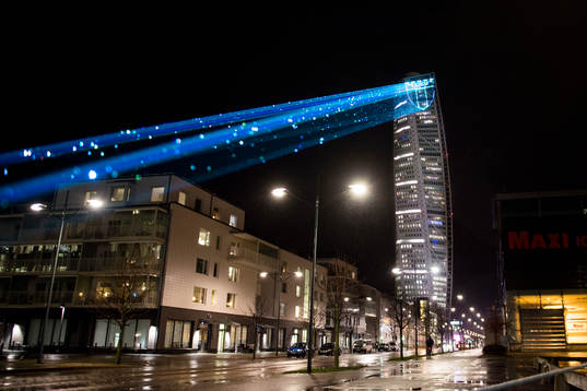s emblem projicerad på toppen av Malmös högsta byggnad,
