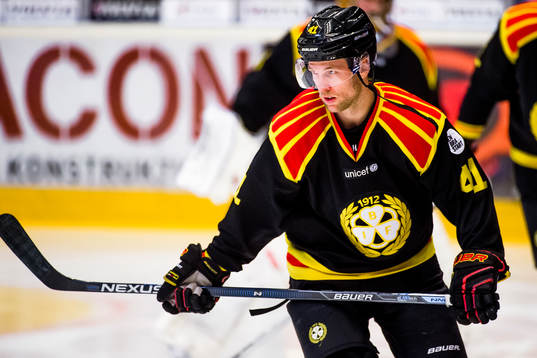 Brynäs Greg Scott  före ishockeymatchen i SHL mellan