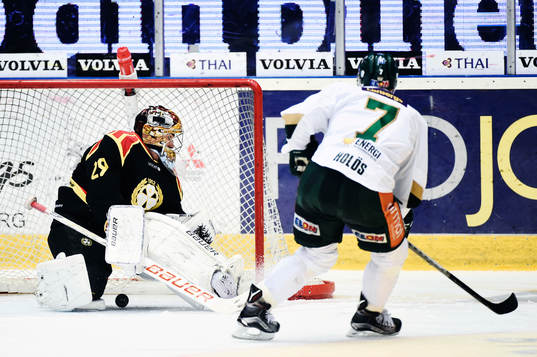 Brynäs målvakt Bernhard Starkbaum räddar ett skott från