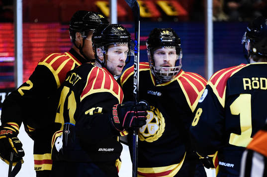 Brynäs Nick Johnson gör 1-0 och jublar med Greg Scott,