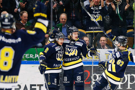 s Anton Bengtsson (m) gör 1-0 och jublar med Jere