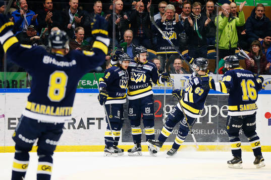 s Anton Bengtsson (m) gör 1-0 och jublar med Jere