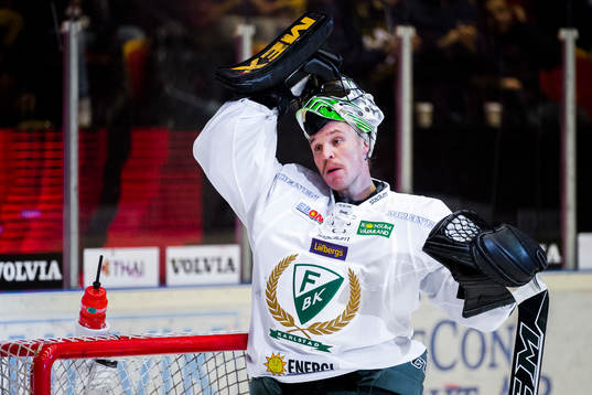 Färjestads målvakt Justin Pogge deppar
