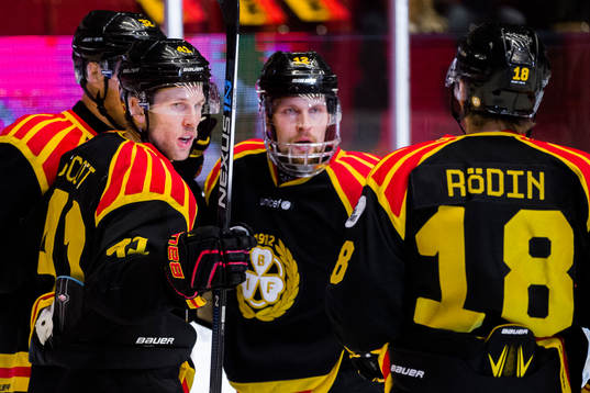 Brynäs Greg Scott och Petr Vrana jublar med Anton Rödin