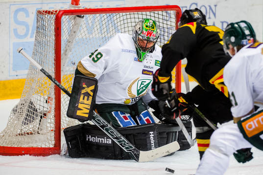 Färjestads målvakt Justin Pogge räddar målchans från