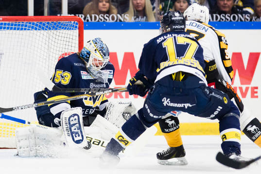 s målvakt Fredrik Pettersson-Wentzel och Emil Johansson