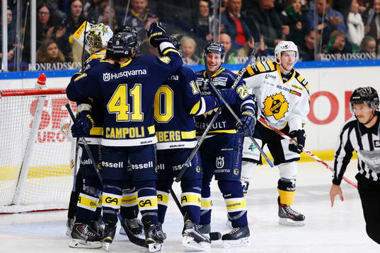 s Mattias Tedenby gör 2-1 och jublar med sina lagkamrater