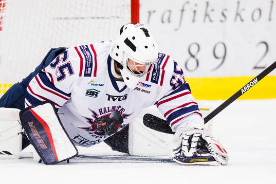 Halmstads målvakt  Jonathan Sääf fångar pucken