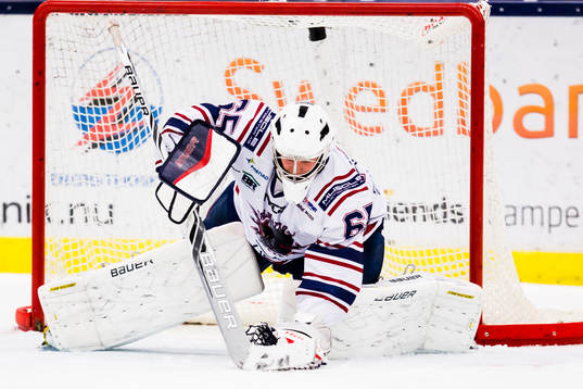 Halmstads målvakt  Jonathan Sääf fångar pucken