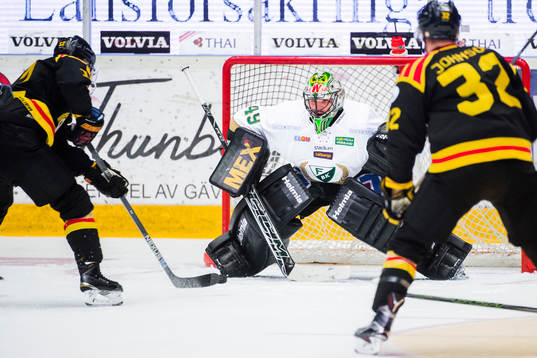 Brynäs Petr Vrana med målchans mot Färjestads målvakt