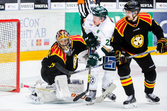 Färjestads Martin Röymark stör framför Brynäs b/och