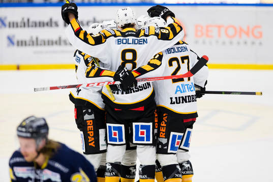 Skellefteås Marcus Pettersson jublar med lagkamrater
