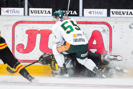 Färjestads Ole-Kristian Tollefsen tacklar Brynäs Marc