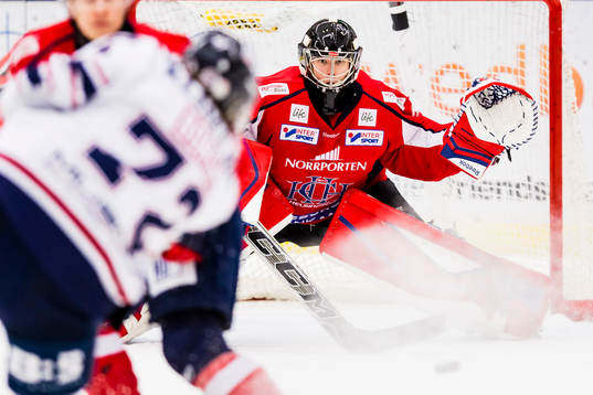 Helsingborgs målvakt Joakim Blomgren med ögonen på pucken