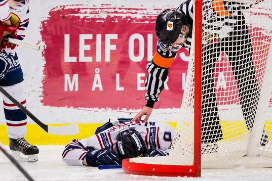 Halmstads Pontus Larsson blir liggande på isen