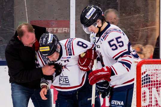 Halmstads Pontus Larsson får hjälp av isen