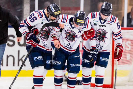 Halmstads Pontus Larsson får hjälp av isen