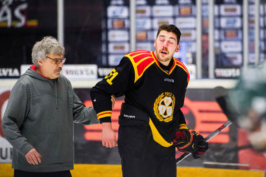 Brynäs massör Glenn Hellström hjälper Marc Zanetti av