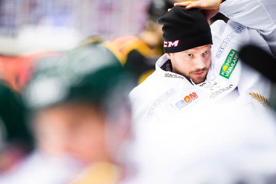 Färjestads målvakt Lars Haugen deppar
