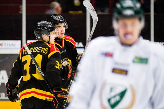 Brynäs Daniel Mannberg och Ponthus Westerholm jublar