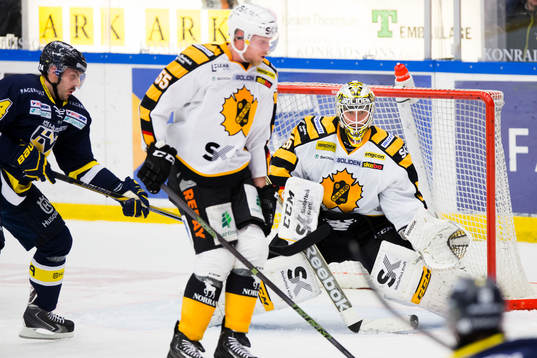 Skellefteås målvakt Markus Svensson räddar