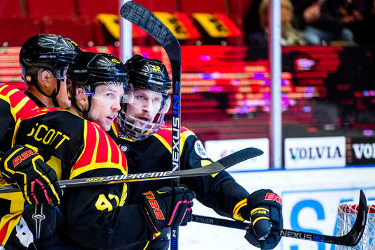 Brynäs Greg Scott och Petr Vrana jublar
