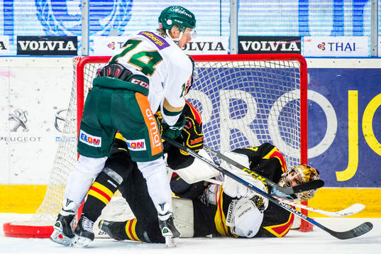 Färjestads Rasmus Asplund tacklar en Brynässpelare som i