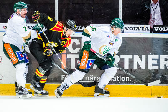 Brynäs Anton Rödin mellan Färjestads Jonas Holös och