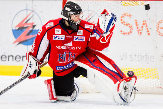 Helsingborgs målvakt Joakim Blomgren räddar pucken med